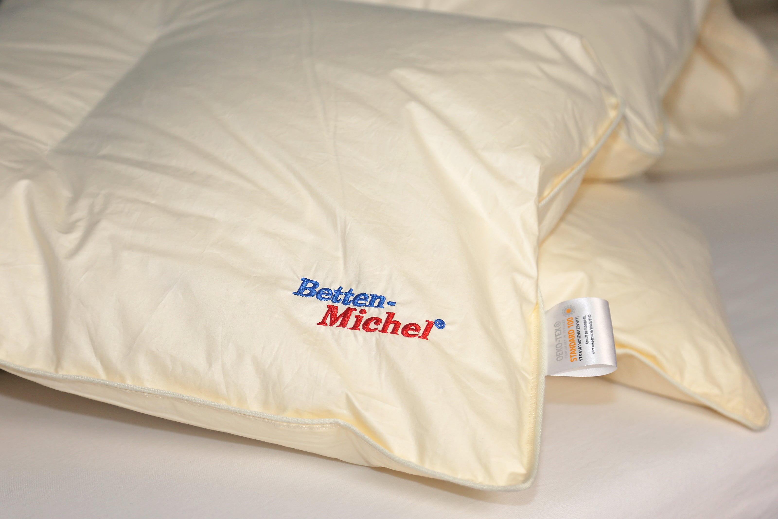 beiges Dauneninlett mit Betten-Michel Logo